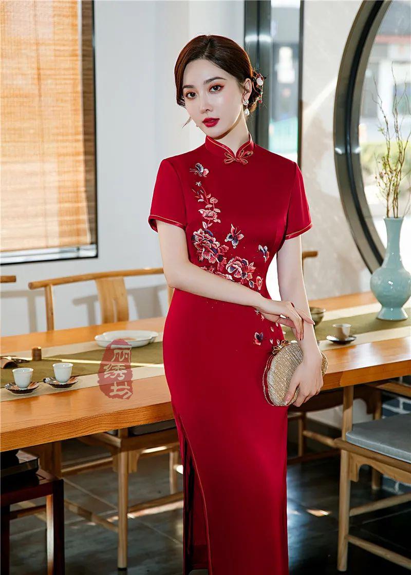 紅色繡花旗袍充滿(mǎn)喜氣