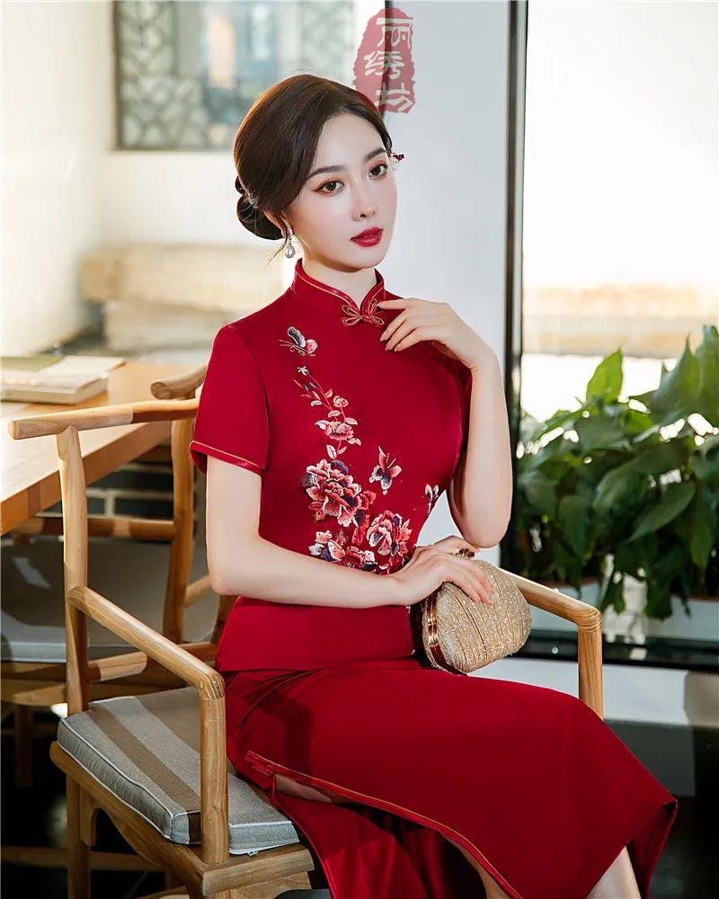 紅色繡花旗袍充滿(mǎn)喜氣