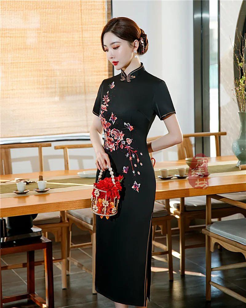 紅色繡花旗袍充滿(mǎn)喜氣