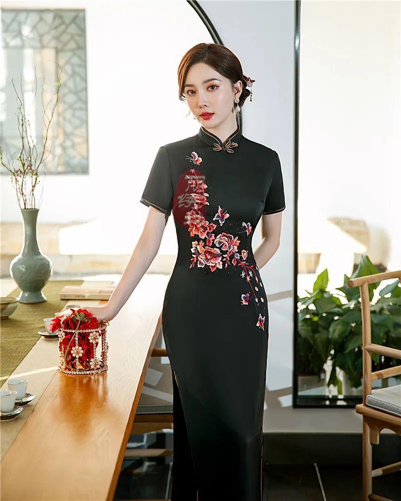 紅色繡花旗袍充滿(mǎn)喜氣